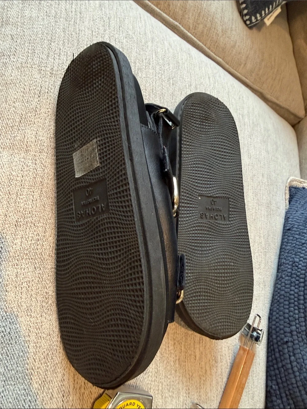 ALOHAS black leather